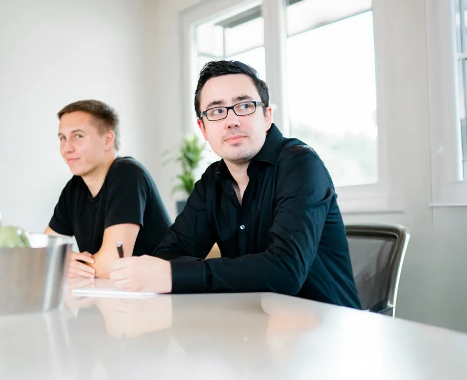 Zwei Kollegen im Gespräch am Besprechungstisch