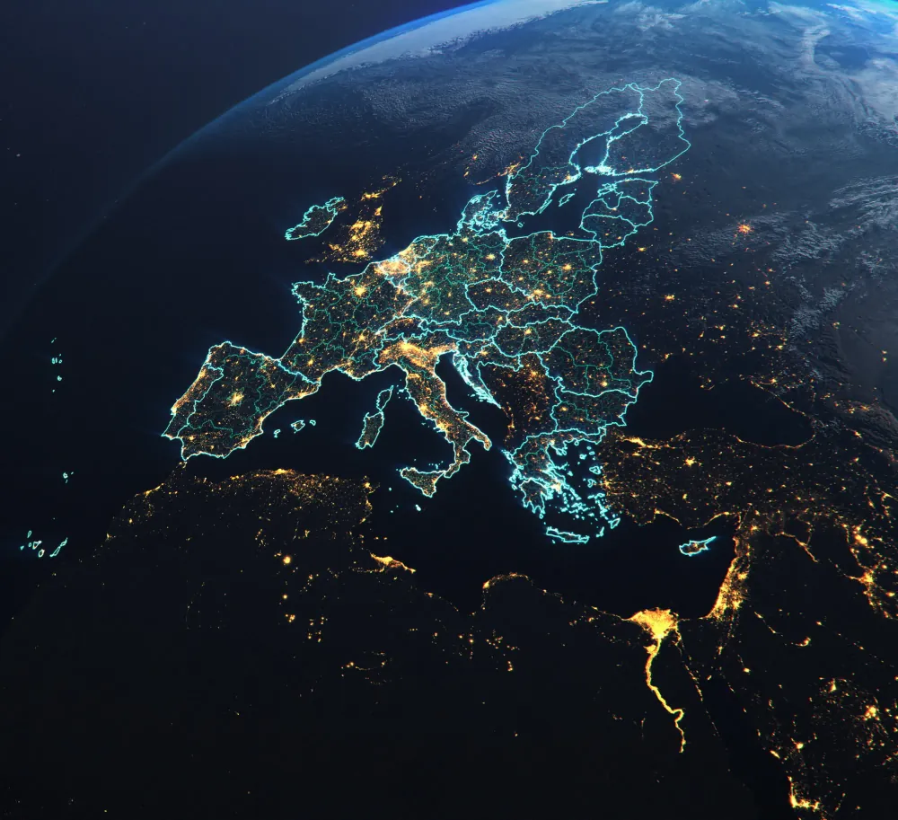 Europa bei Nacht aus dem All, die Grenzen der EU-Mitgliedstaaten leuchten