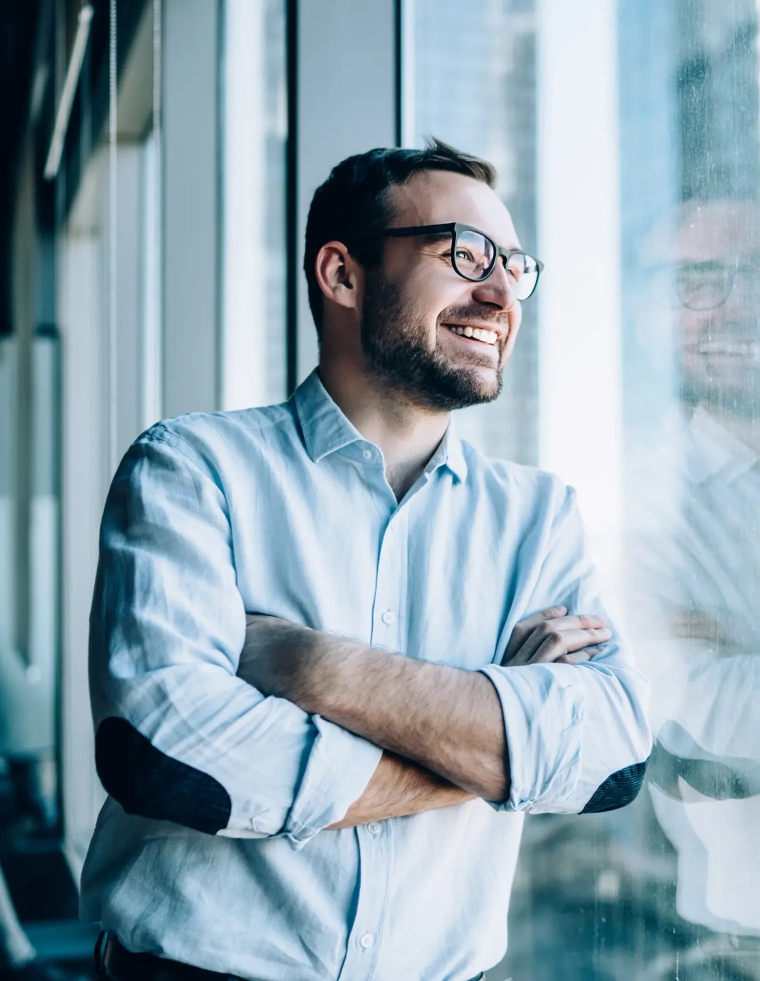 Lächelnder Mann am Fenster im Büro