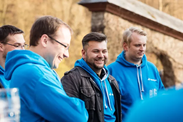 Kollegen in Werkdigital-Hoodies bei einem Ausflug
