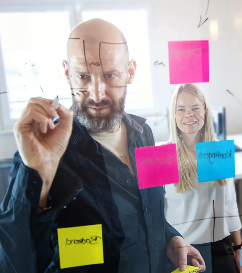Workshop an der Glaswand mit Haftnotizen